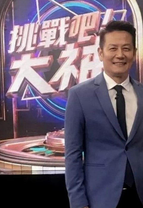 国产TS群P风骚至极的金雪儿和姐妹美琳娜前后3P直男 - 小鸡视频