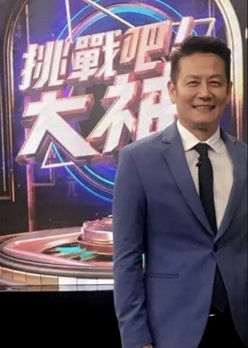 【媚黑人妻】黑人的屌真大媚黑婊的逼都快操烂了洗澡的时候黑人大鸡巴后床上舔逼啪啪 - 小鸡视频