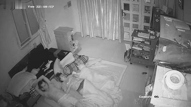 黑客破解家庭网络摄像头偷拍夫妻的性生活媳妇挑逗正在看手机的老公做爱被激发后狠狠的草她