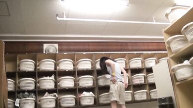 澡堂子更衣室偷窥众多的脱的光溜溜的美女少妇 (9)