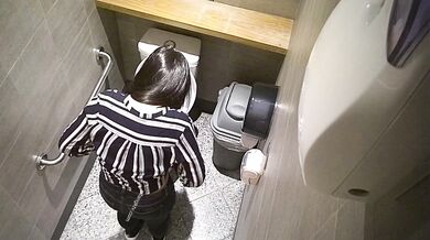 TWTP  商场女厕偷拍几个极品高跟御姐各种姿势嘘嘘 (1)