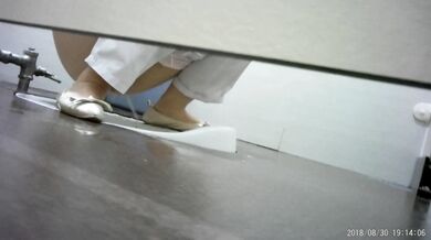 大神潜入移动公司女厕全景偷拍多位美女职员各种姿势嘘嘘2