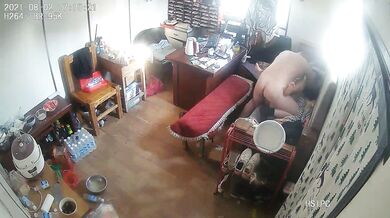 《办公楼监控破解》偷窥中年老板和女助理多次在办公室啪啪 (2)