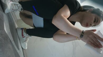 ⚫️⚫️牛逼大神商业城潜入女厕，全方位脸逼同框偸拍多位制服小姐姐方便，高跟丝袜美鲍很养眼啊 (3)