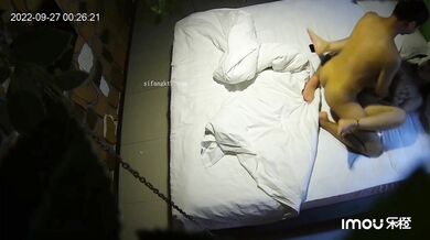 流出情趣酒店 新台破解摇摇床高清偷拍小哥后入骑射女友搞得她好爽呻吟不断